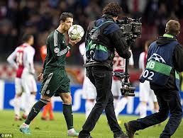 Ronaldo neemt de bal mee